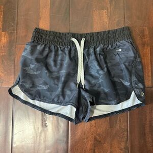 Vuori Clementine 2.0 Shorts Women’s Size Medium Black Camo Athletic No Tag